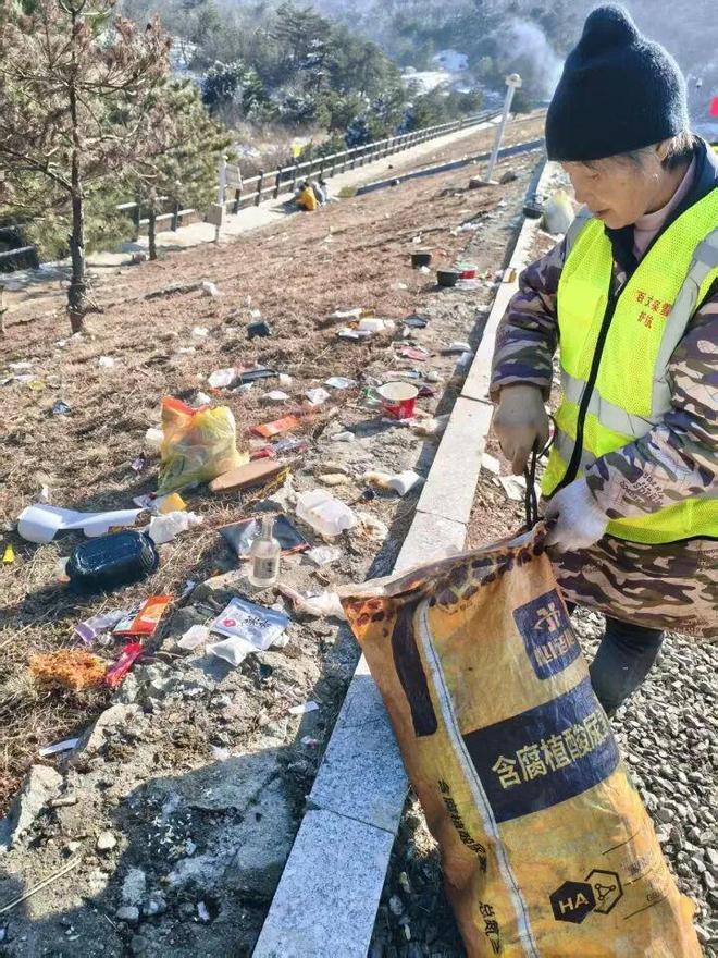 百丈岭探雪火了 清洁员每天捡垃圾上千斤来回超5小时