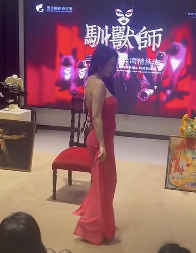 性商训练营乱象：3天要价5千 导师演示＂电动马达臀＂