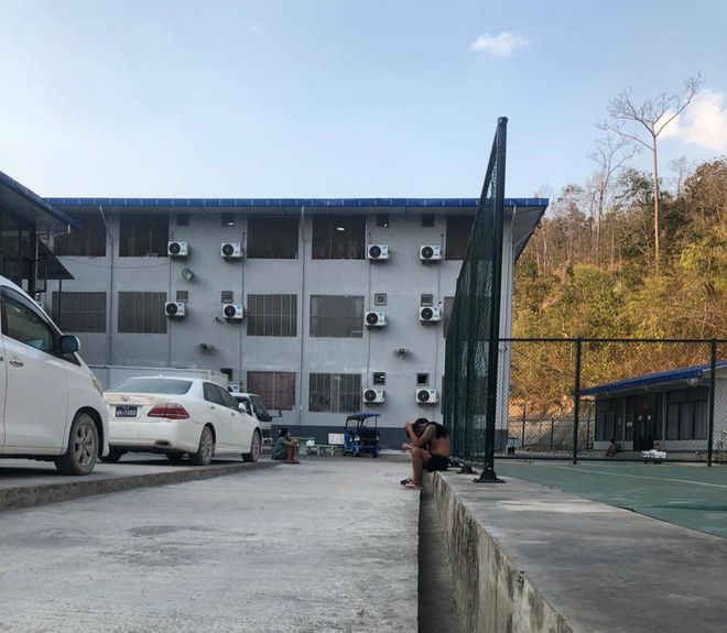 KK园区2.0版“青松园区”内部照片首次曝光:铁栏铁网双重封窗,宿舍晾衣荒山围绕