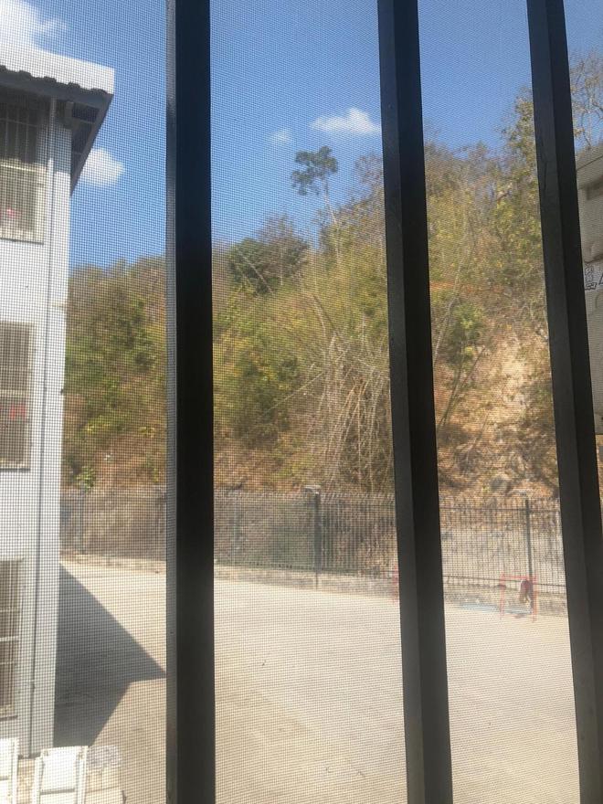 KK园区2.0版“青松园区”内部照片首次曝光:铁栏铁网双重封窗,宿舍晾衣荒山围绕