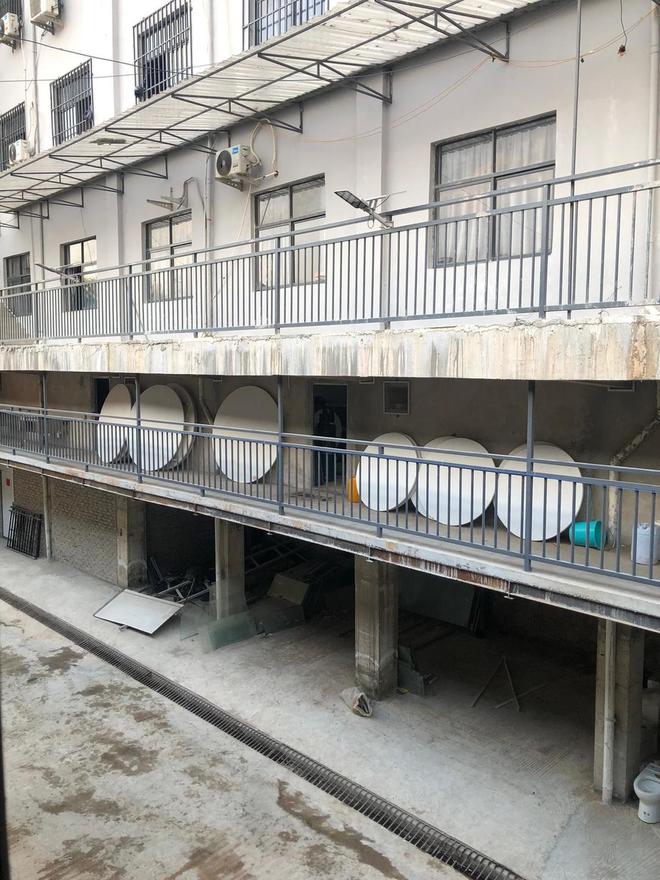KK园区2.0版“青松园区”内部照片首次曝光:铁栏铁网双重封窗,宿舍晾衣荒山围绕