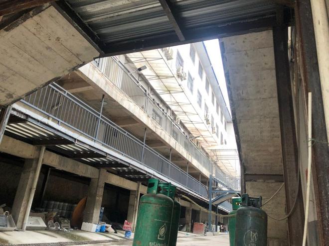 KK园区2.0版“青松园区”内部照片首次曝光:铁栏铁网双重封窗,宿舍晾衣荒山围绕