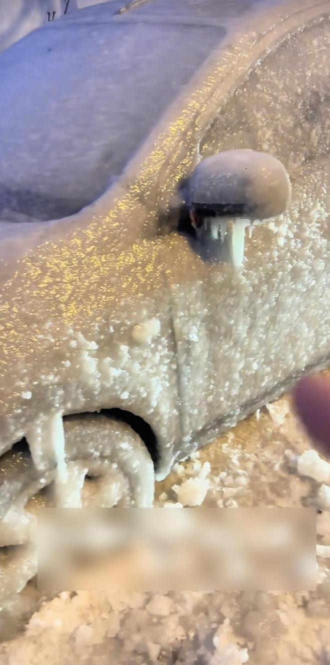 长春一道路旁多辆小车莫名遭＂冰封＂ 商户称近期无雨雪